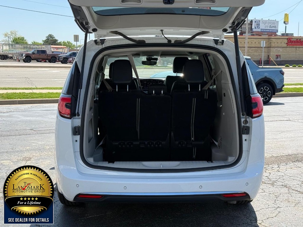 Chrysler Pacifica Vehicle Full-screen Gallery Image 21