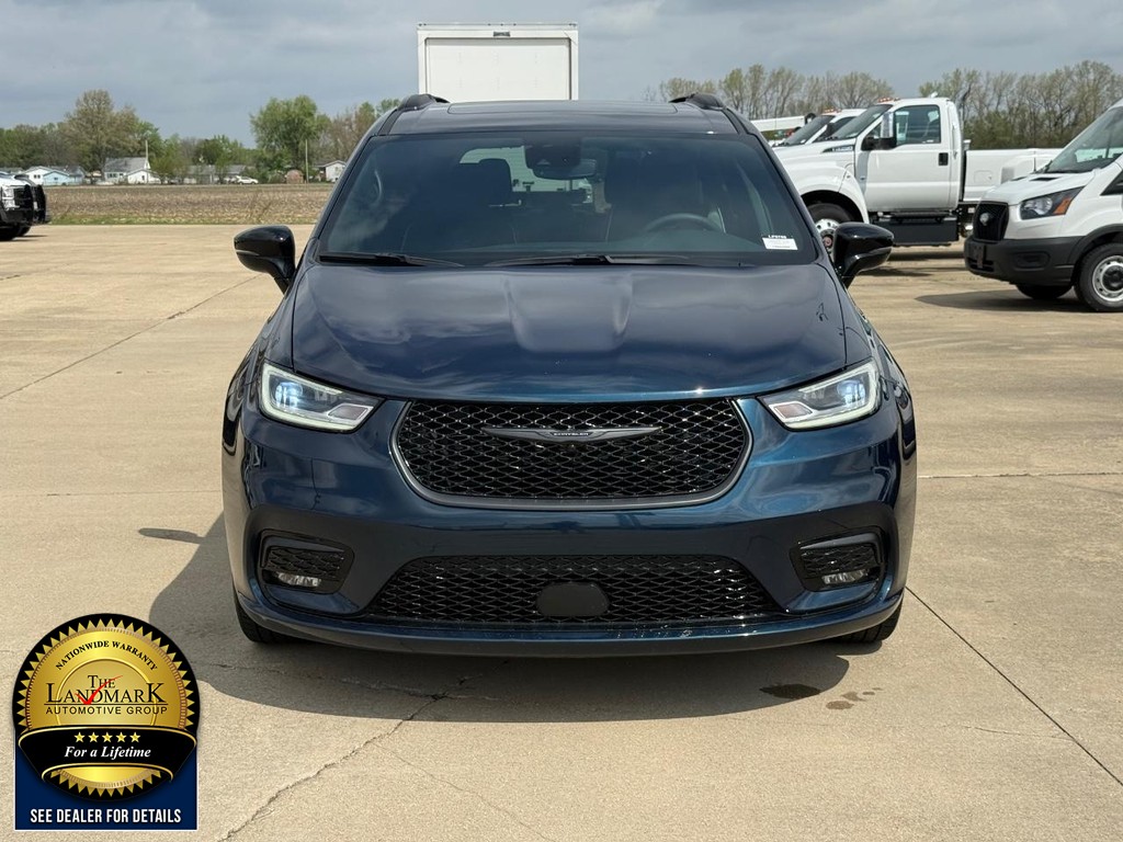Chrysler Pacifica Vehicle Full-screen Gallery Image 2