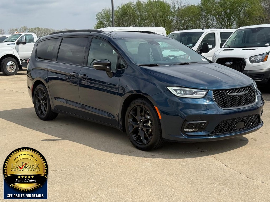 Chrysler Pacifica Vehicle Full-screen Gallery Image 3