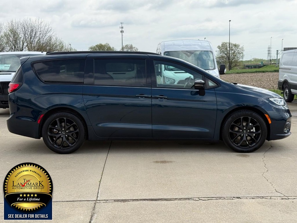 Chrysler Pacifica Vehicle Full-screen Gallery Image 4