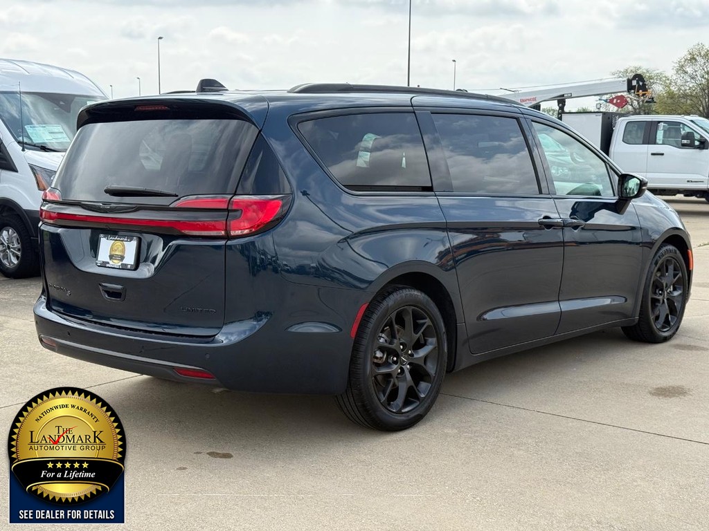 Chrysler Pacifica Vehicle Full-screen Gallery Image 5