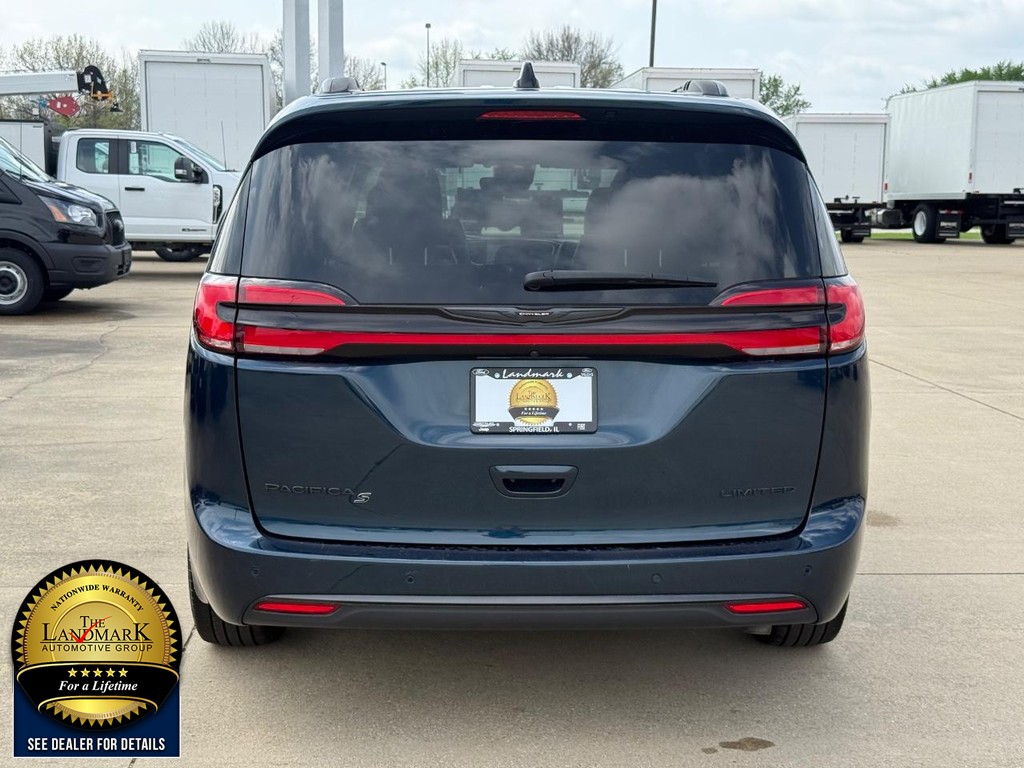 Chrysler Pacifica Vehicle Full-screen Gallery Image 6