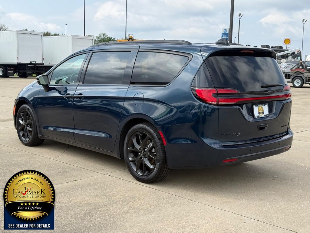 Chrysler Pacifica Vehicle Full-screen Gallery Image 7
