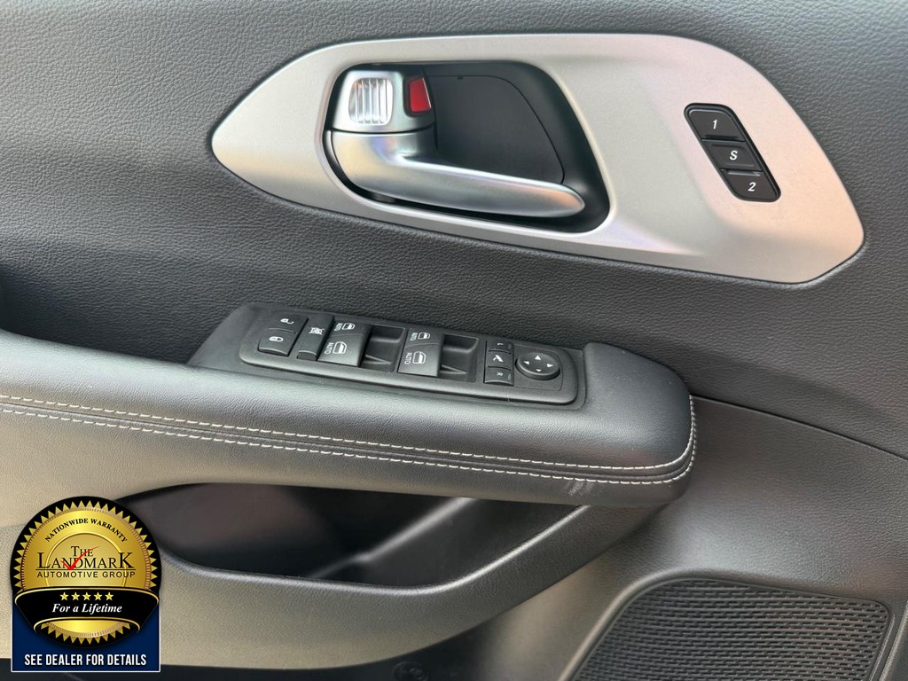Chrysler Pacifica Vehicle Full-screen Gallery Image 8