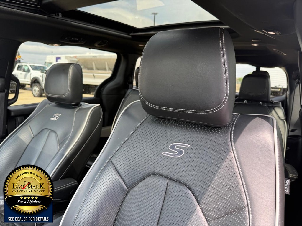 Chrysler Pacifica Vehicle Full-screen Gallery Image 9