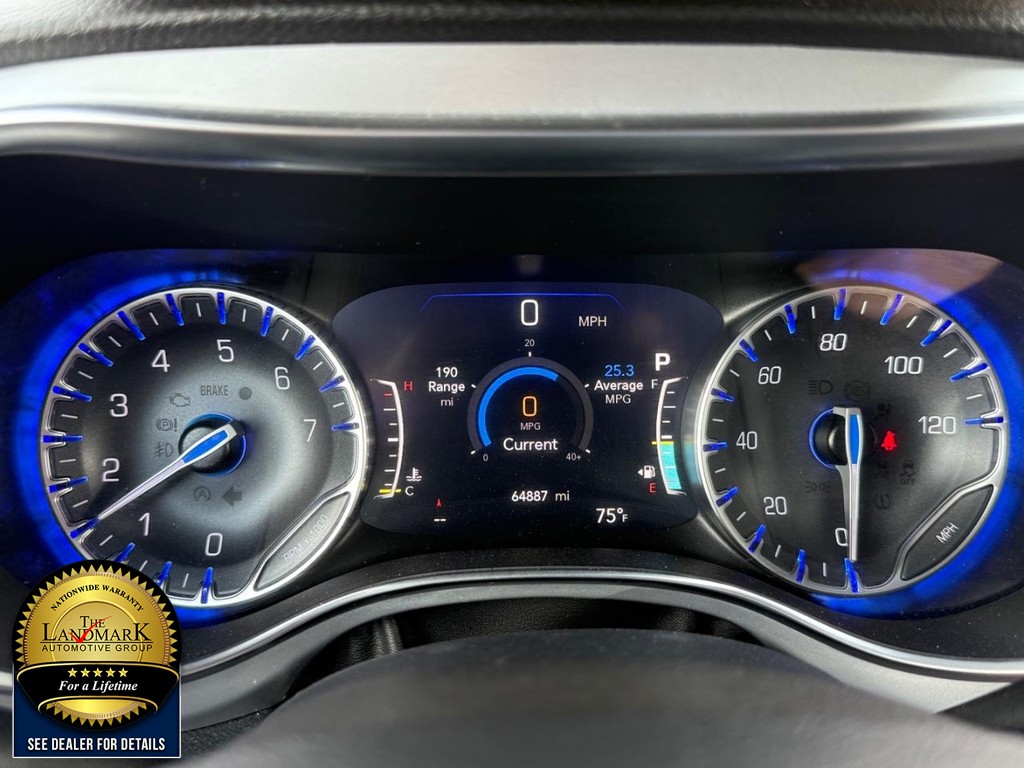 Chrysler Pacifica Vehicle Full-screen Gallery Image 12