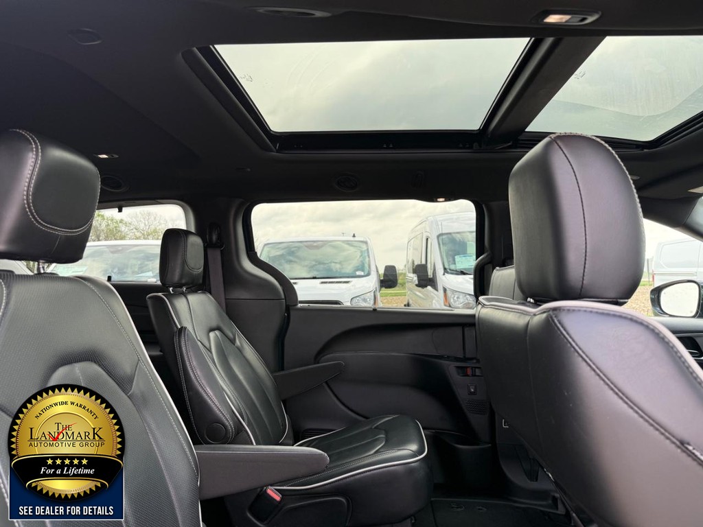 Chrysler Pacifica Vehicle Full-screen Gallery Image 16