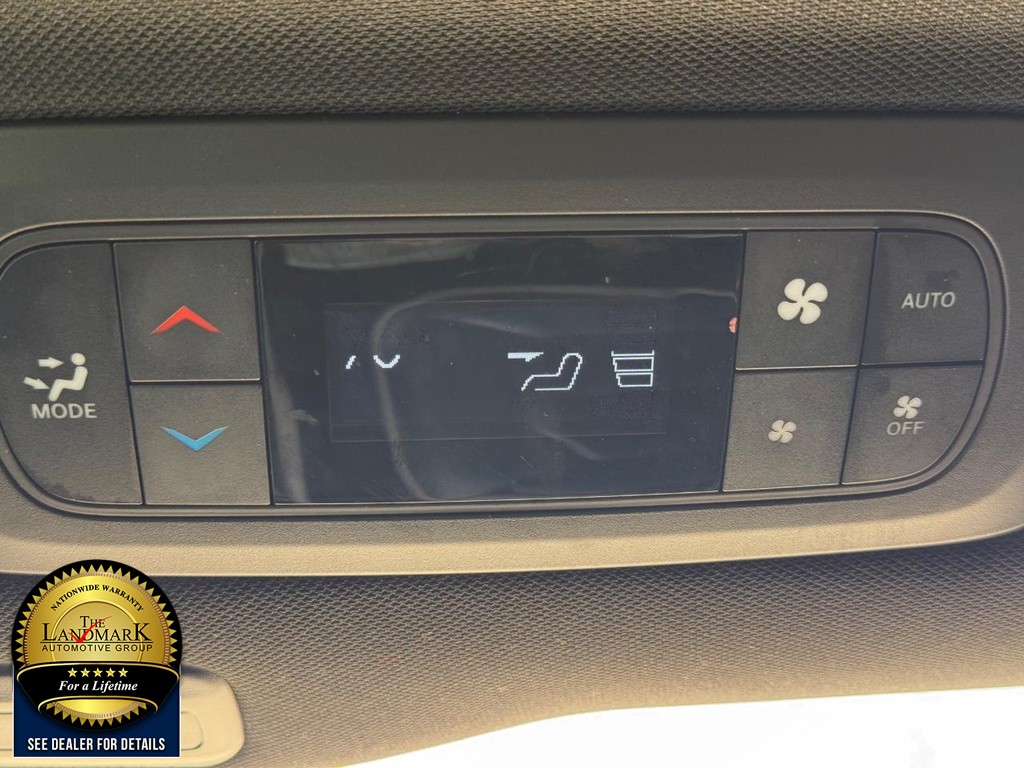 Chrysler Pacifica Vehicle Full-screen Gallery Image 18