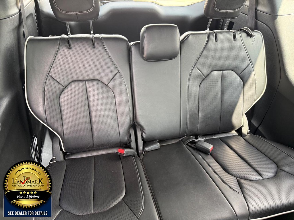 Chrysler Pacifica Vehicle Full-screen Gallery Image 19