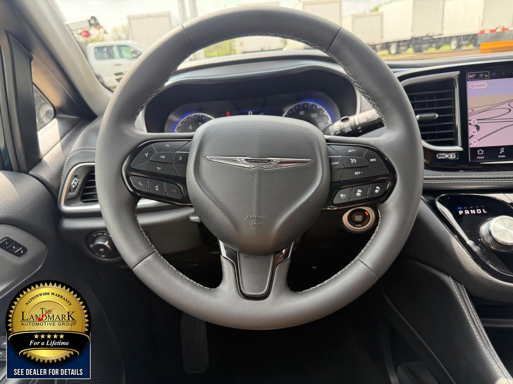 Chrysler Pacifica Vehicle Full-screen Gallery Image 21