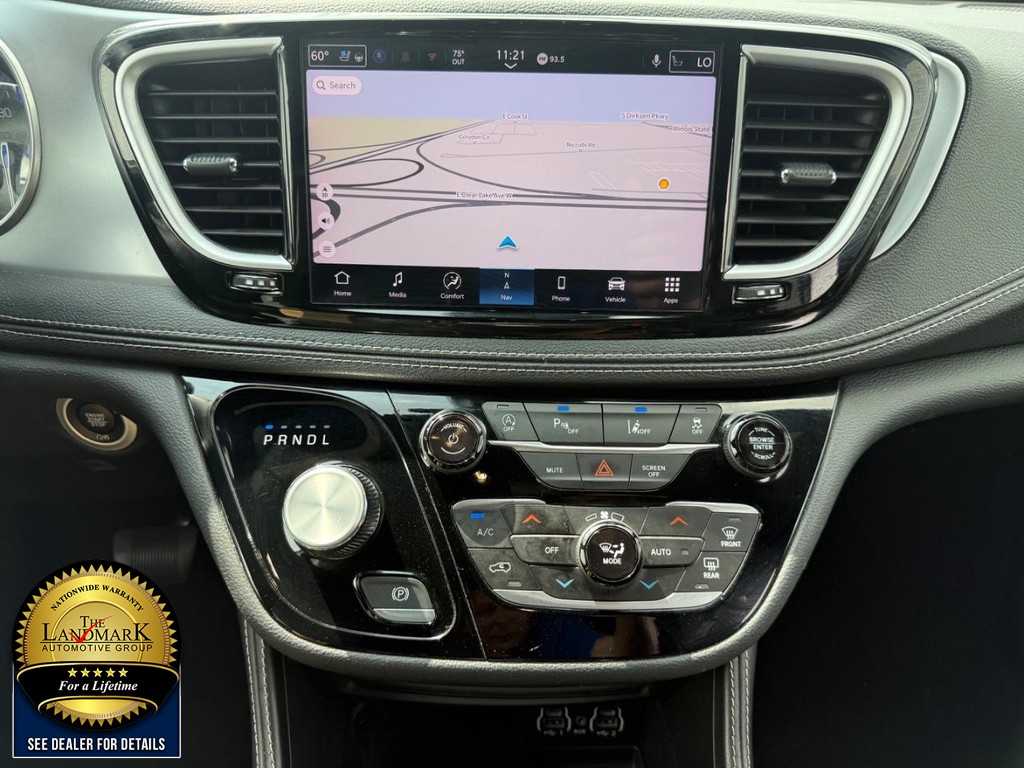 Chrysler Pacifica Vehicle Full-screen Gallery Image 22
