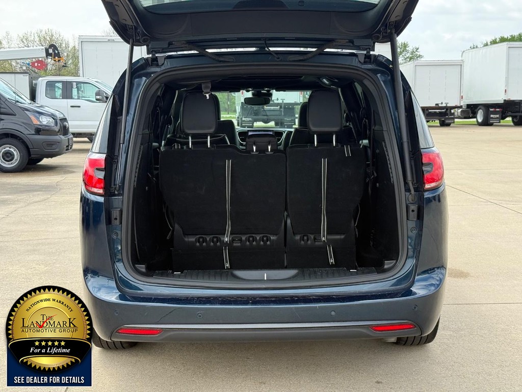 Chrysler Pacifica Vehicle Full-screen Gallery Image 23