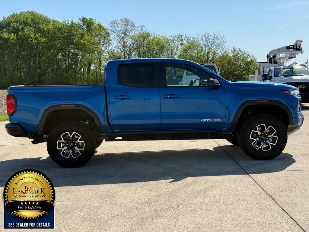 GMC Canyon Vehicle Full-screen Gallery Image 04