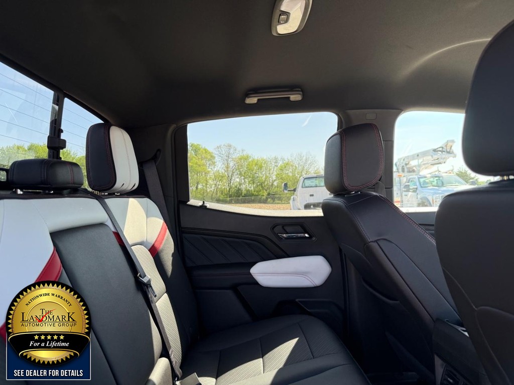 GMC Canyon Vehicle Full-screen Gallery Image 16