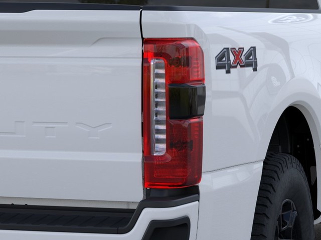 Ford F-250SD Vehicle Full-screen Gallery Image 21