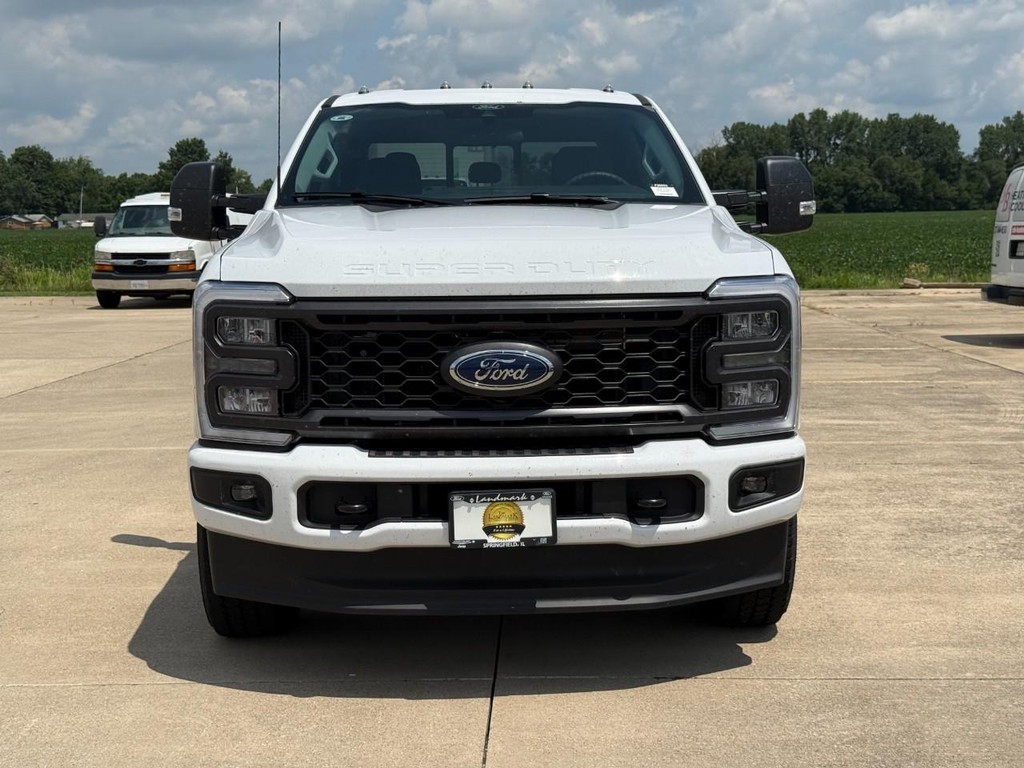 Ford Super Duty F-250 SRW Vehicle Full-screen Gallery Image 2