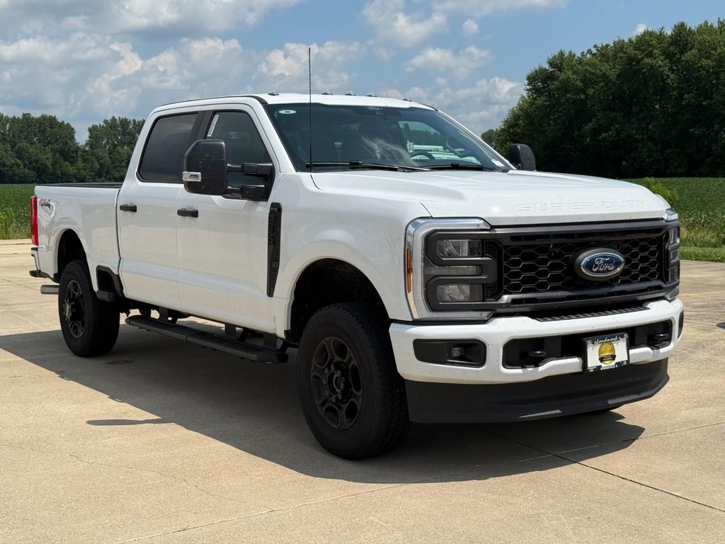 Ford Super Duty F-250 SRW Vehicle Full-screen Gallery Image 3