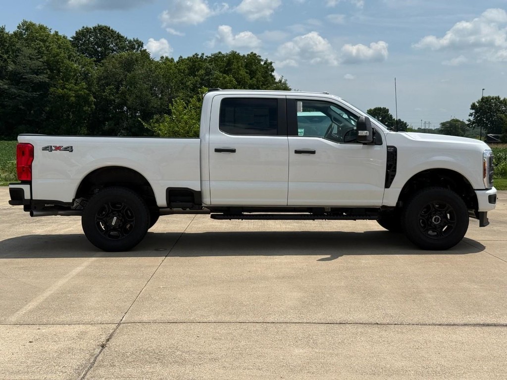 Ford Super Duty F-250 SRW Vehicle Full-screen Gallery Image 4