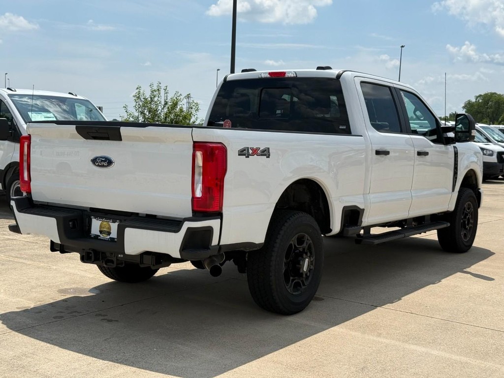 Ford Super Duty F-250 SRW Vehicle Full-screen Gallery Image 5