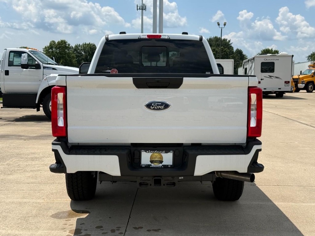 Ford Super Duty F-250 SRW Vehicle Full-screen Gallery Image 6