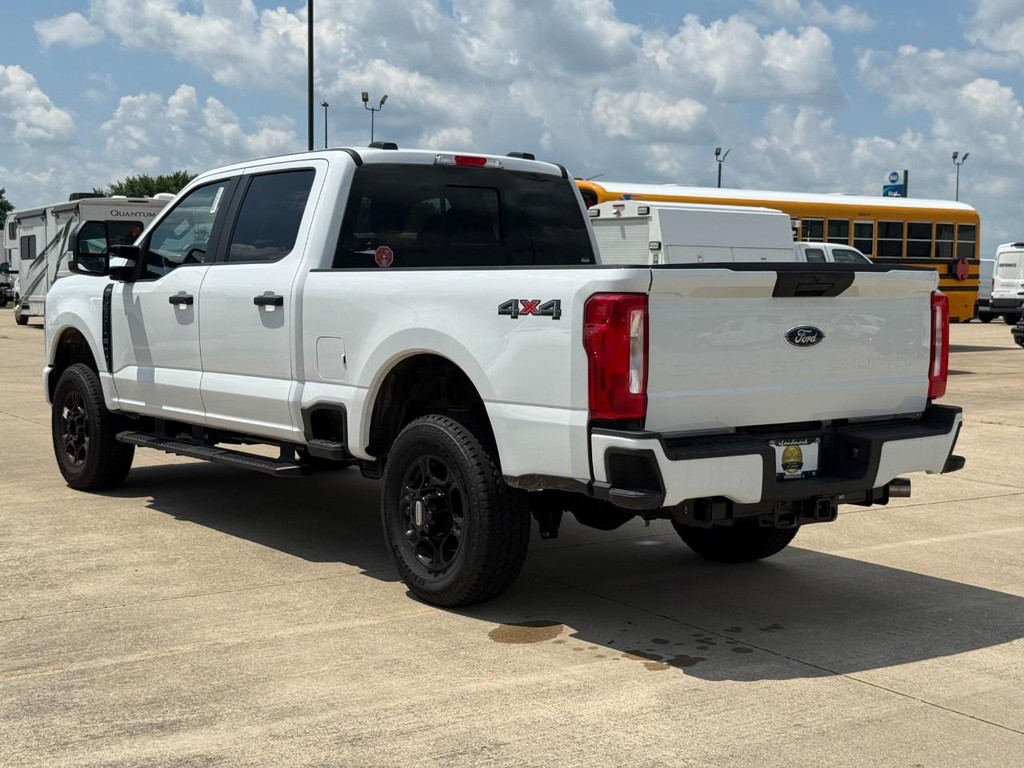 Ford Super Duty F-250 SRW Vehicle Full-screen Gallery Image 7