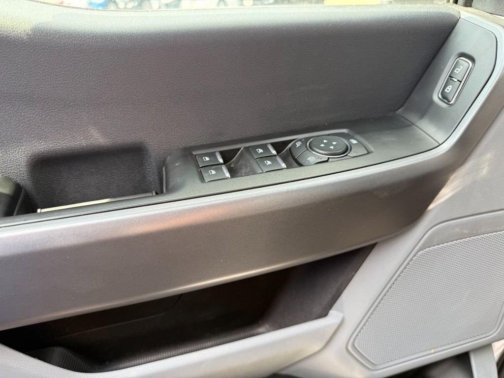 Ford Super Duty F-250 SRW Vehicle Full-screen Gallery Image 8