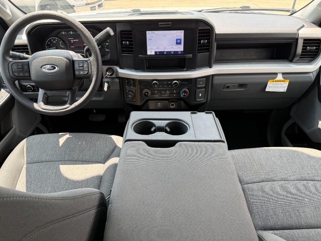 Ford Super Duty F-250 SRW Vehicle Full-screen Gallery Image 15