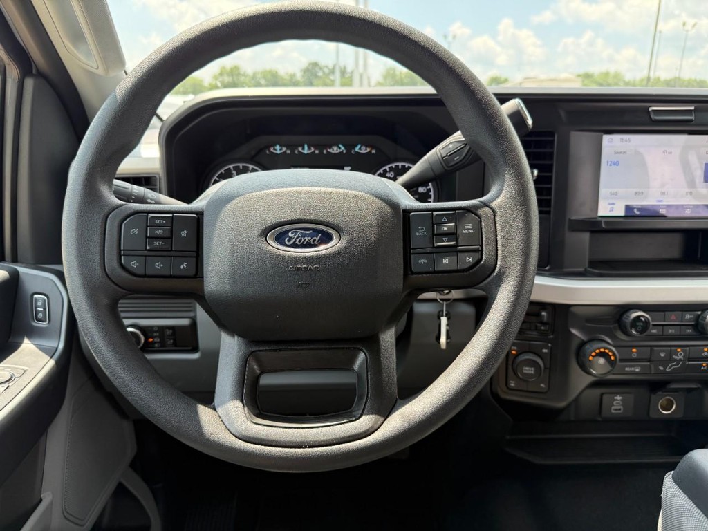 Ford Super Duty F-250 SRW Vehicle Full-screen Gallery Image 16