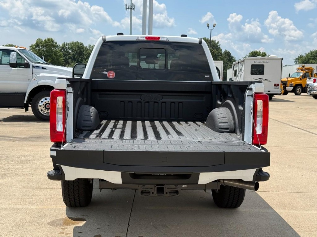 Ford Super Duty F-250 SRW Vehicle Full-screen Gallery Image 18