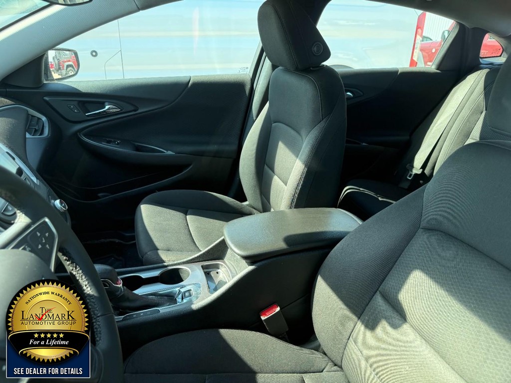 Chevrolet Malibu Vehicle Full-screen Gallery Image 4