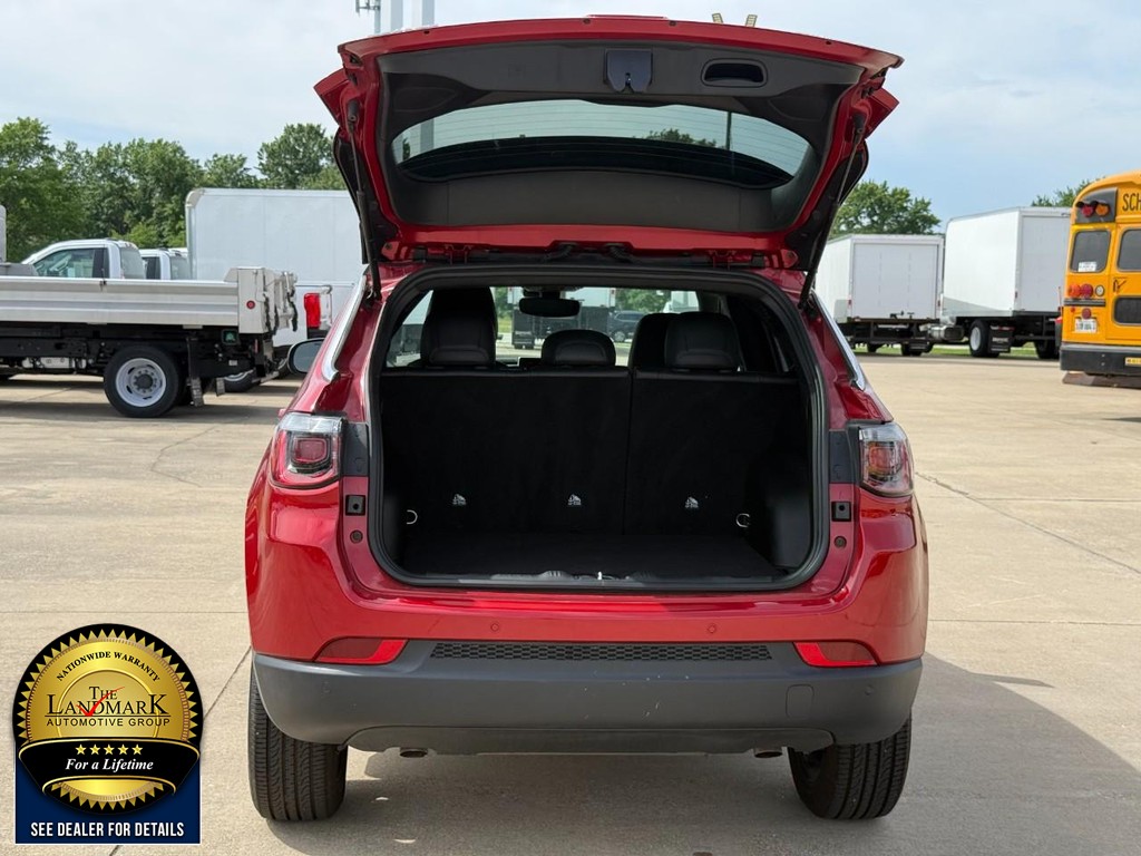 Jeep Compass Vehicle Full-screen Gallery Image 19