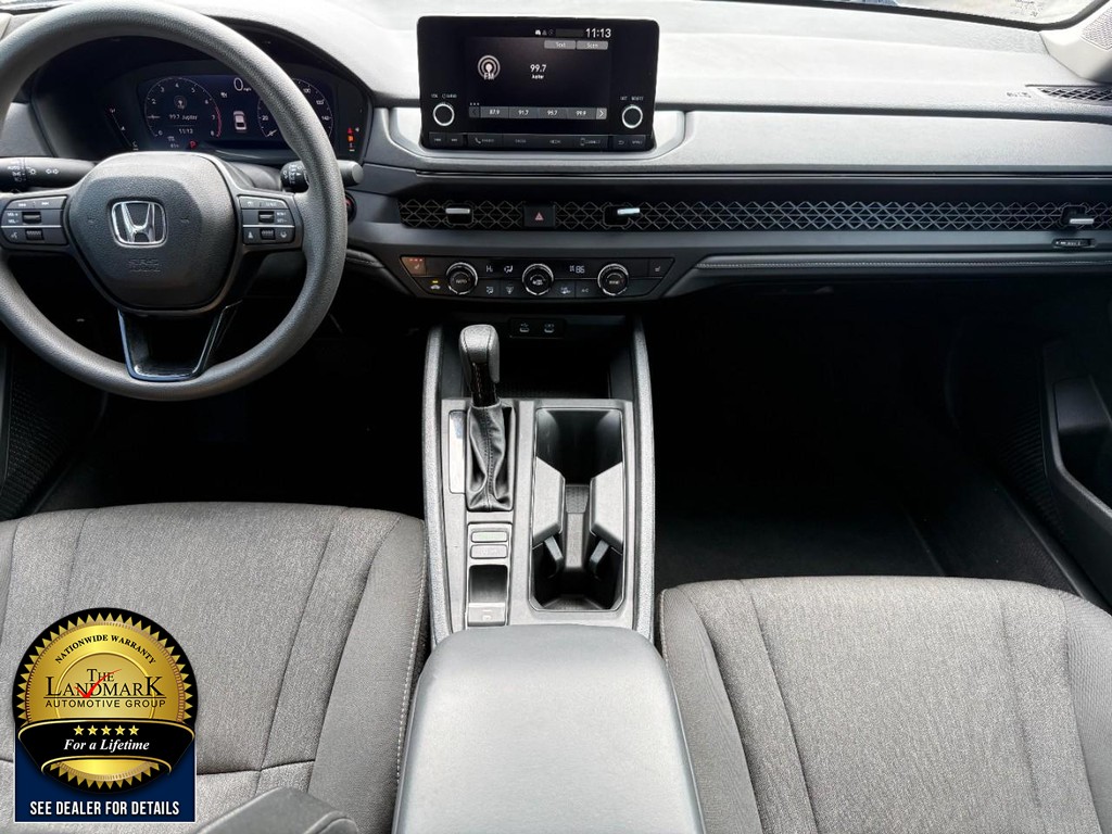 Honda Accord Sedan Vehicle Full-screen Gallery Image 16