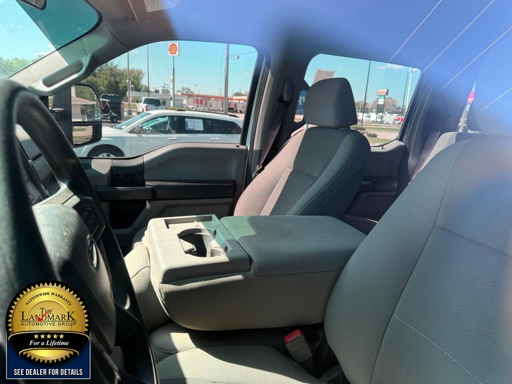 Ford Super Duty F-250 SRW Vehicle Full-screen Gallery Image 3