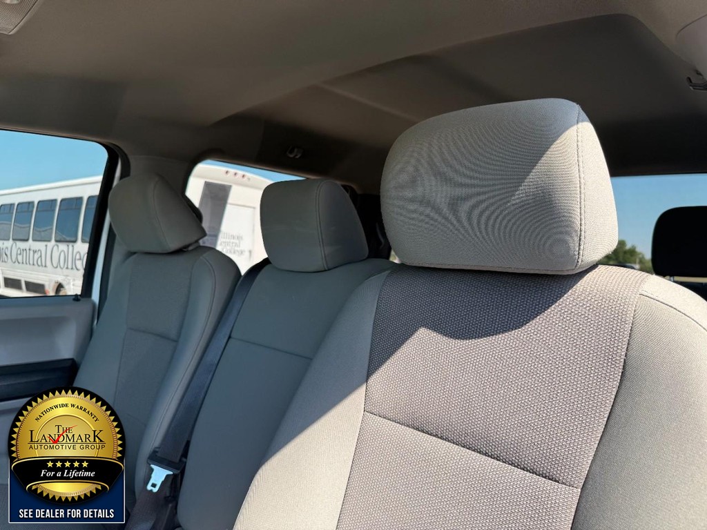 Ford Super Duty F-250 SRW Vehicle Full-screen Gallery Image 9