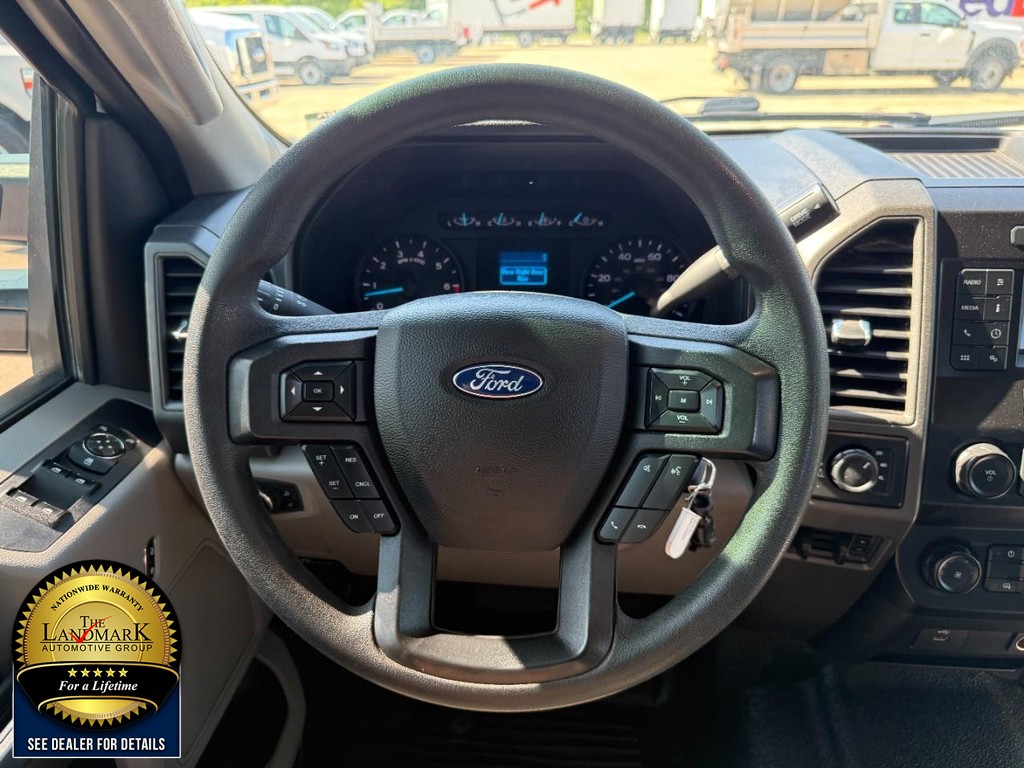 Ford Super Duty F-250 SRW Vehicle Full-screen Gallery Image 16