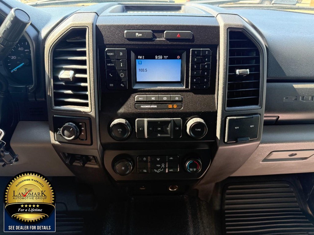 Ford Super Duty F-250 SRW Vehicle Full-screen Gallery Image 17