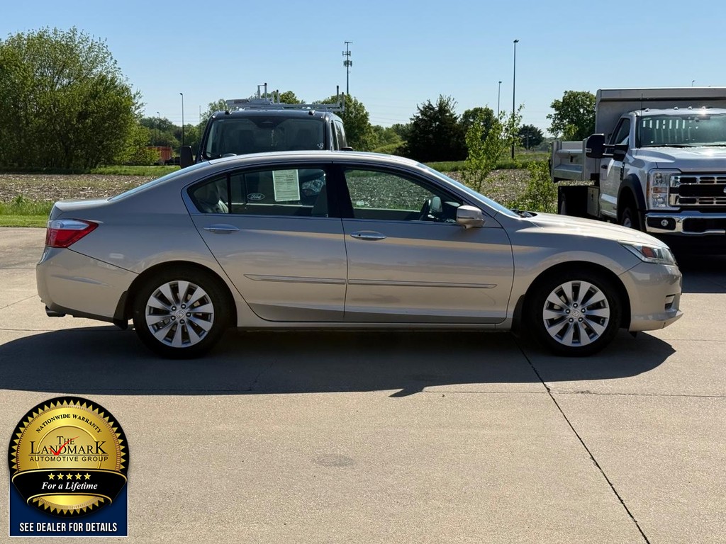 Honda Accord Sedan Vehicle Full-screen Gallery Image 4