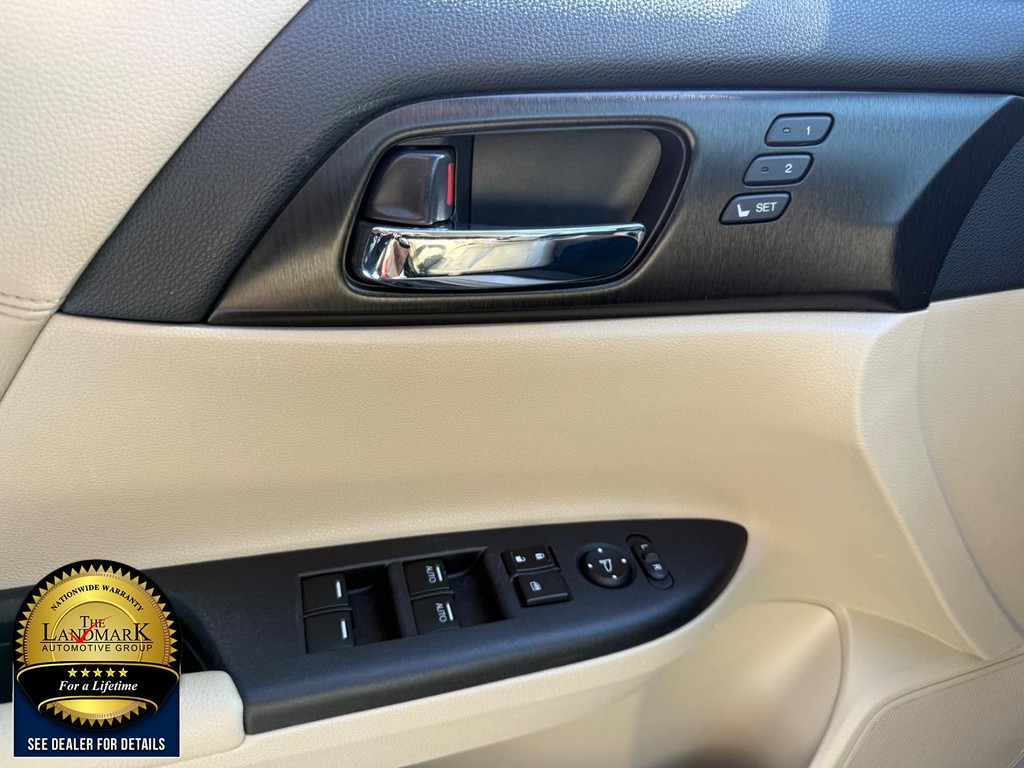 Honda Accord Sedan Vehicle Full-screen Gallery Image 8