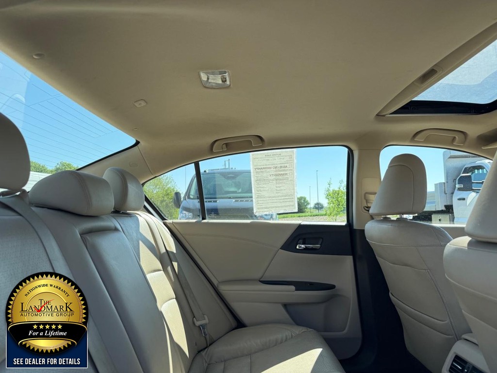 Honda Accord Sedan Vehicle Full-screen Gallery Image 14