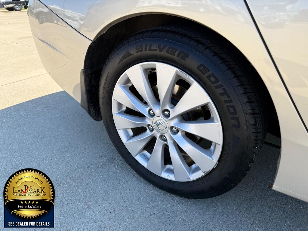 Honda Accord Sedan Vehicle Full-screen Gallery Image 19