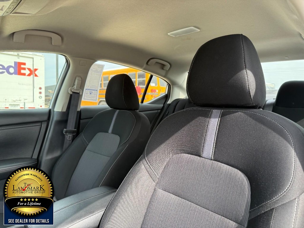 Nissan Sentra Vehicle Full-screen Gallery Image 9