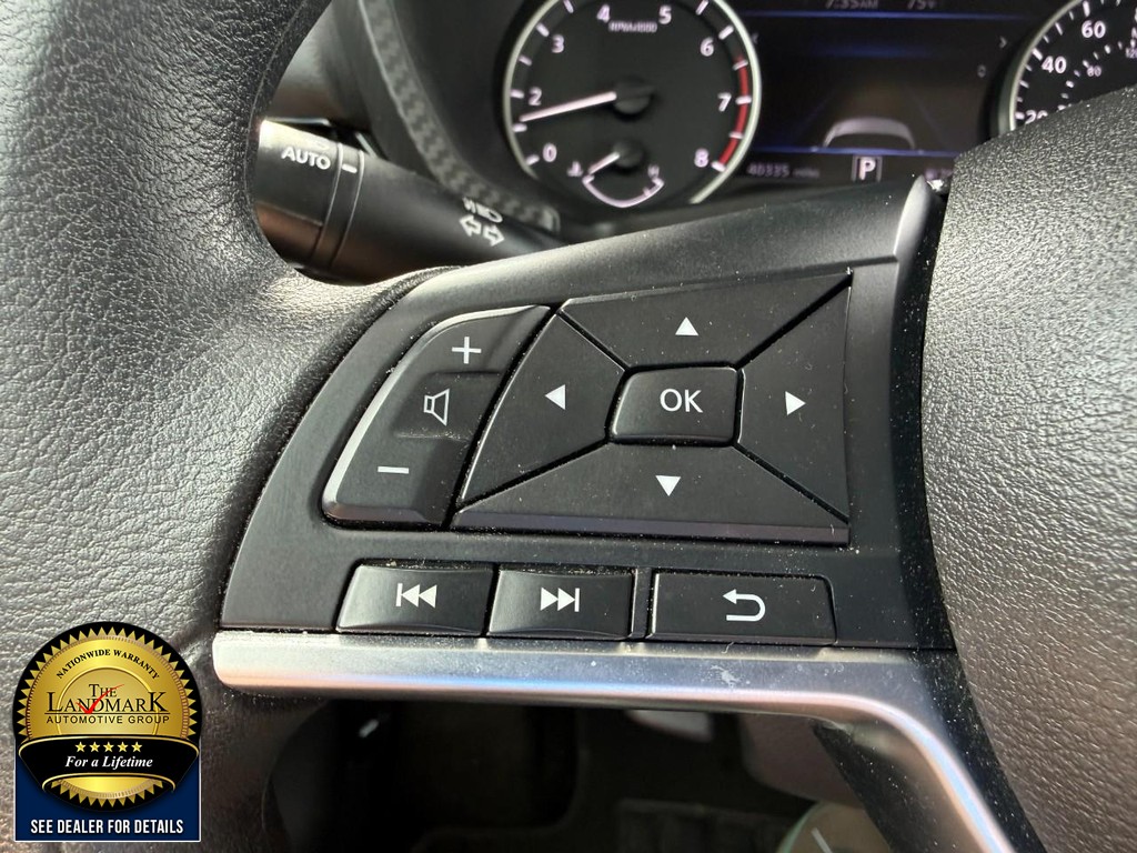 Nissan Sentra Vehicle Full-screen Gallery Image 10