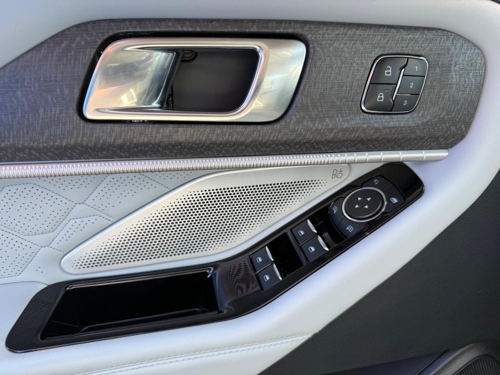 Ford Explorer Vehicle Full-screen Gallery Image 8