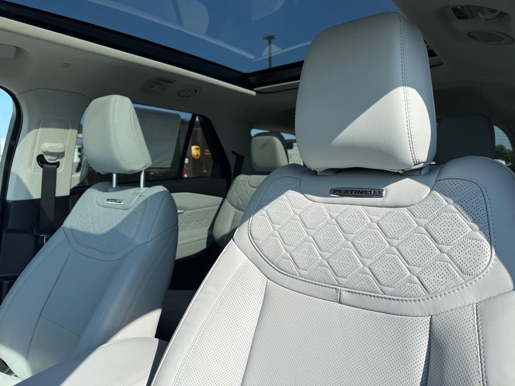 Ford Explorer Vehicle Full-screen Gallery Image 9