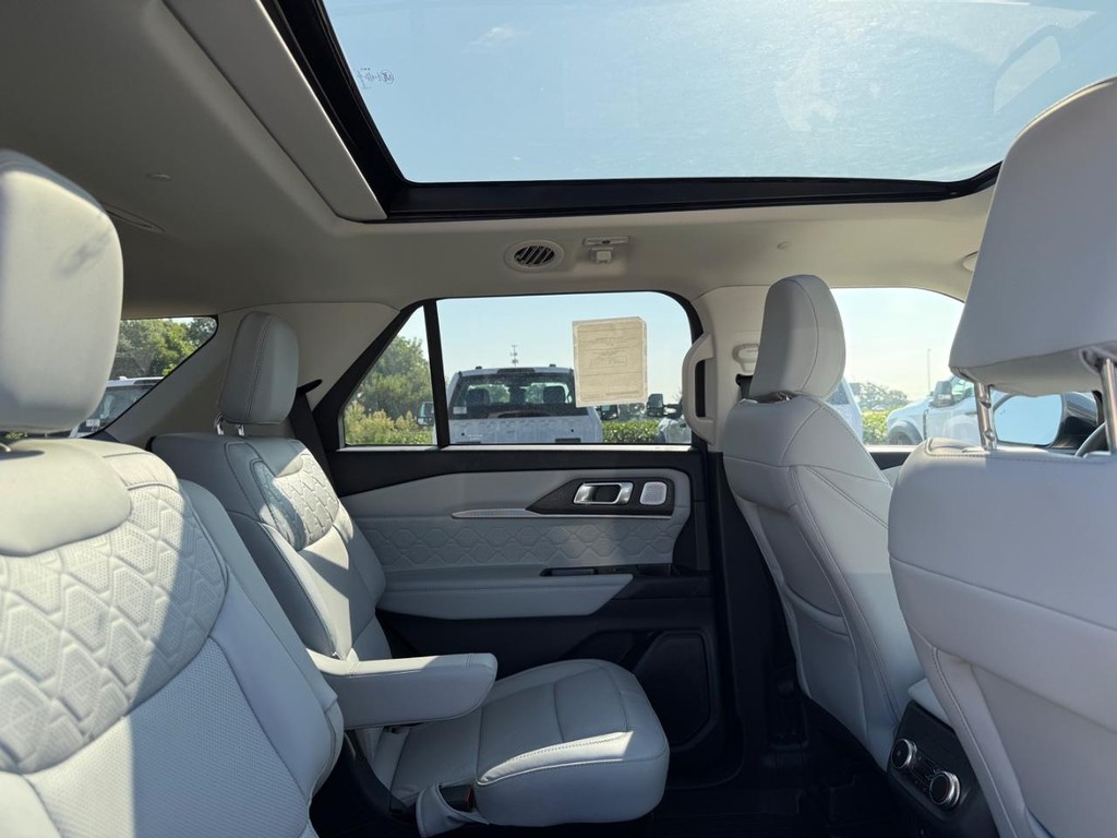 Ford Explorer Vehicle Full-screen Gallery Image 16