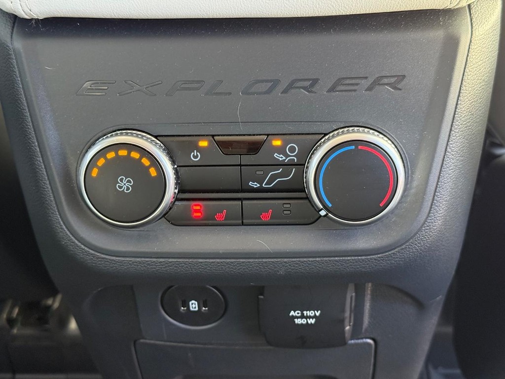 Ford Explorer Vehicle Full-screen Gallery Image 17