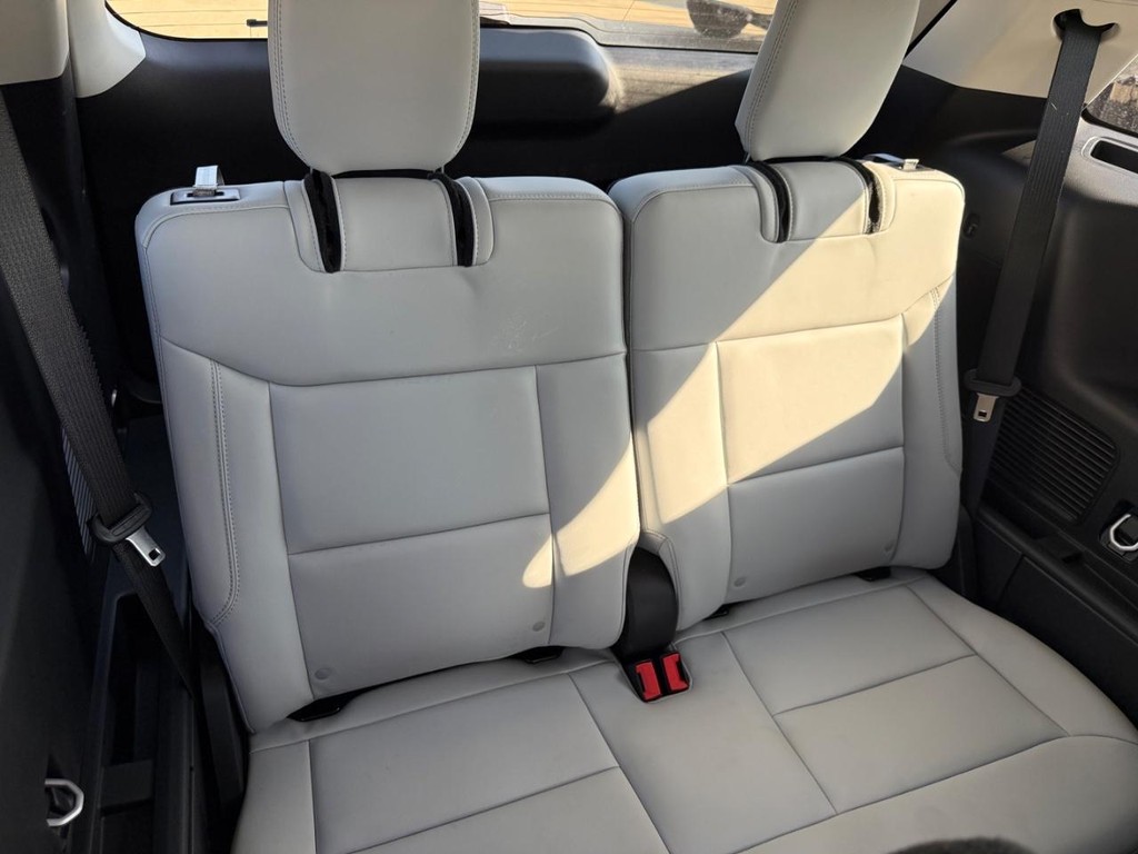 Ford Explorer Vehicle Full-screen Gallery Image 18