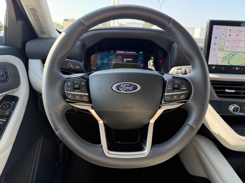 Ford Explorer Vehicle Full-screen Gallery Image 20
