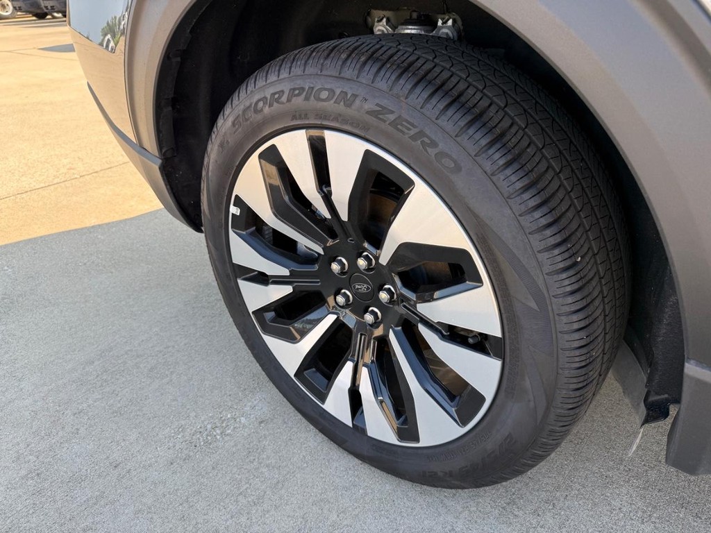 Ford Explorer Vehicle Full-screen Gallery Image 23