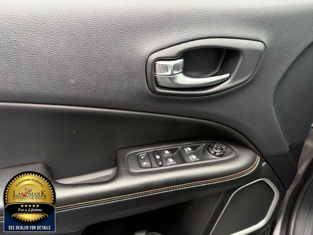 Jeep Compass Vehicle Full-screen Gallery Image 8